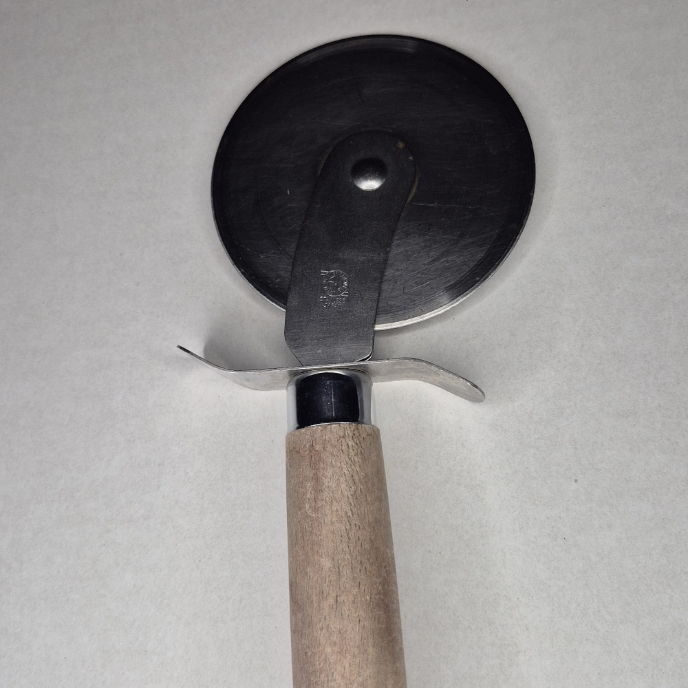 Wooden Handle Pizza Cutter‎ 4" Wheel – American Metal Inc Kitchen Tool Vintage